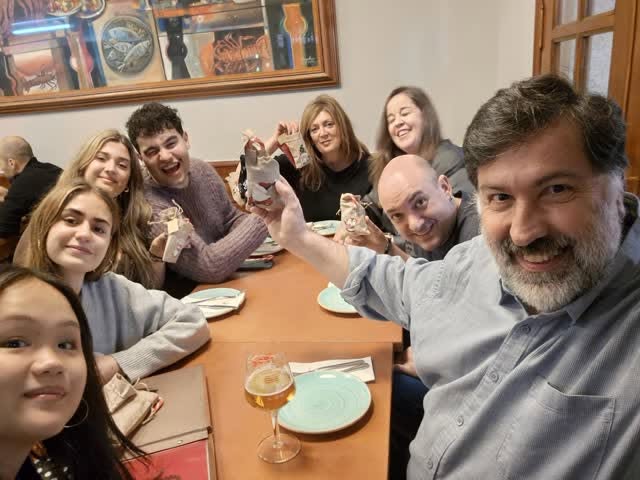 Grupo de amigos brindando en El 46